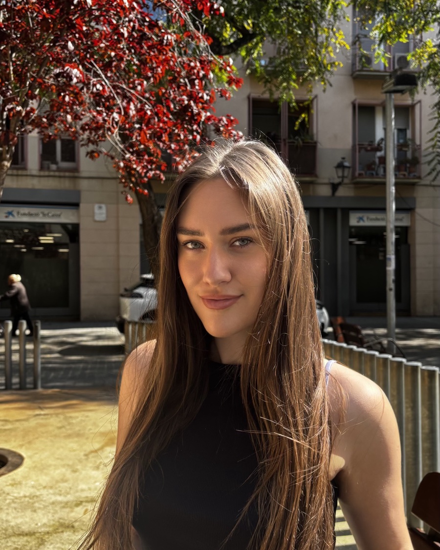 Portret van Jade in de zon op een stadspleintje